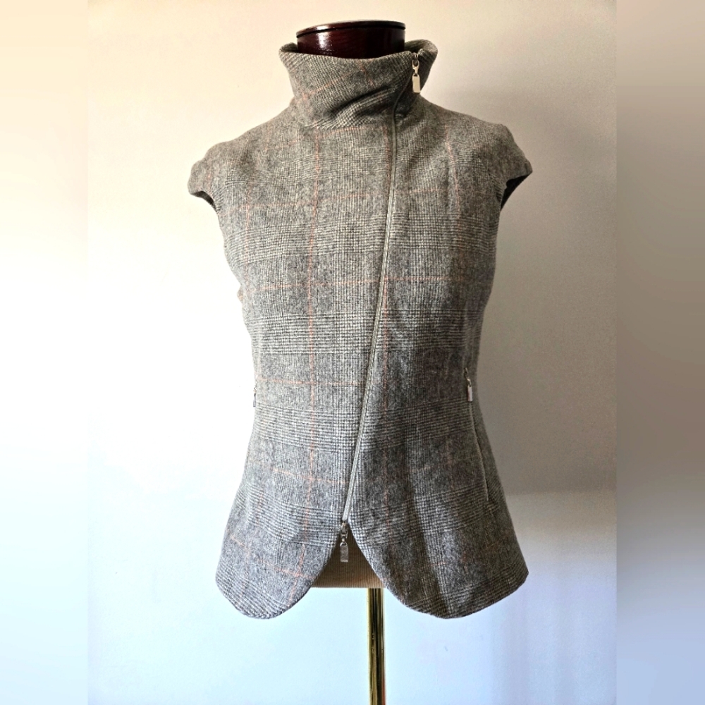ZENOBIA Virgin Wool Grey Subtle Plaid Sleeveless High-Collar Vest. Size 6